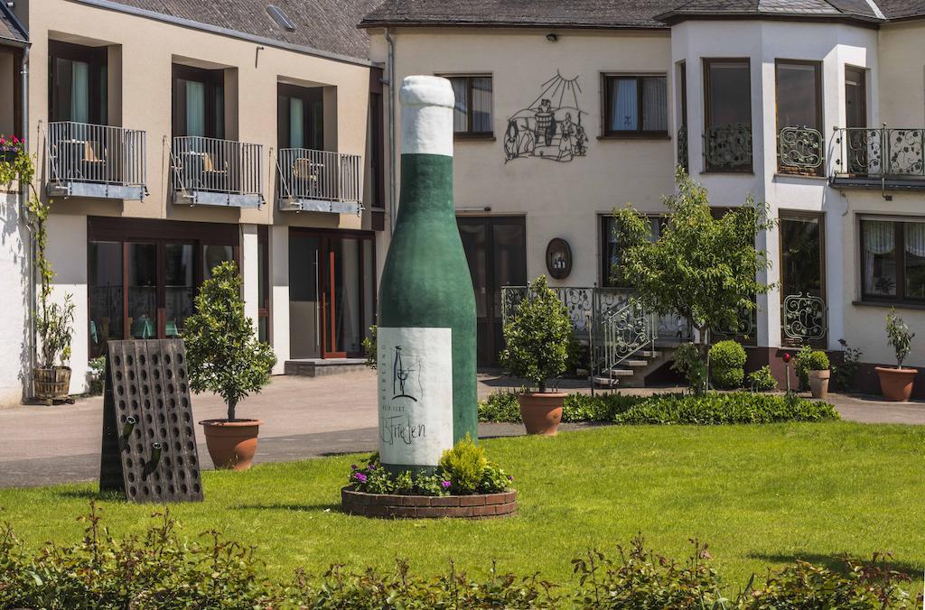 Gaestehaus Und Weingut Bernd Frieden Nittel Ruang foto